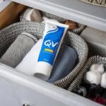 کرم مرطوب‌ کننده پوست خیلی خشک کیو وی | QV Moisturising Cream for Very Dry & Sensitive Skin - Image 3